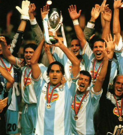 cupwinners_1999_nesta_celebrazio_trophy.jpg